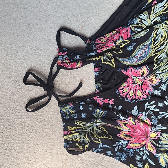 REITMANS XL Black with floral print tank - Picture 4 of 4